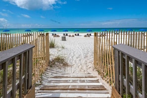 Plage, chaises longues