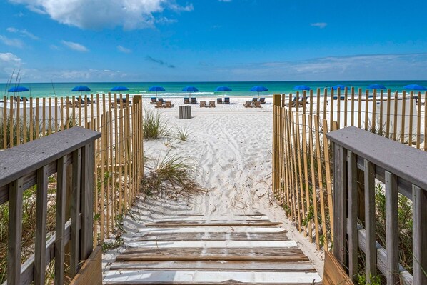 Plage, chaises longues