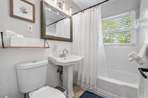 Ensemble douche/baignoire, sèche-cheveux, serviettes fournies, savon