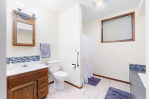 Dusche, Whirlpool, Haartrockner, Handtücher