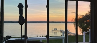 Lake Leelenau Waterfront Cottage-close to Traverse City, Fishtown & Suttons Bay