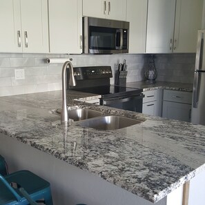 Fridge, microwave, oven, stovetop - CASA DE EMDEKO, Jewel of the Sea Waterfront Property, AC and Full Washer/Dryer (Kailua Kona,)