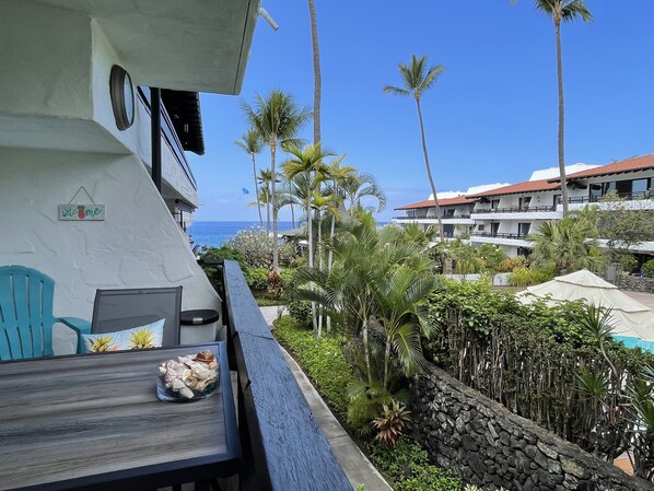 Outdoor dining - CASA DE EMDEKO, Jewel of the Sea Waterfront Property, AC and Full Washer/Dryer (Kailua Kona,)