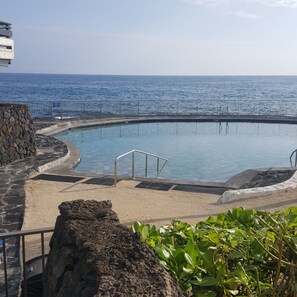 Outdoor pool - CASA DE EMDEKO, Jewel of the Sea Waterfront Property, AC and Full Washer/Dryer (Kailua Kona,)