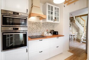Kylskåp, mikrovågsugn, spishäll och diskmaskin