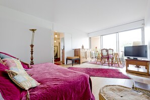 2 bedrooms, iron/ironing board, free WiFi, bed sheets - Bright 2 bedrooms with terrace, calm, A/C, lift (Burdeos)