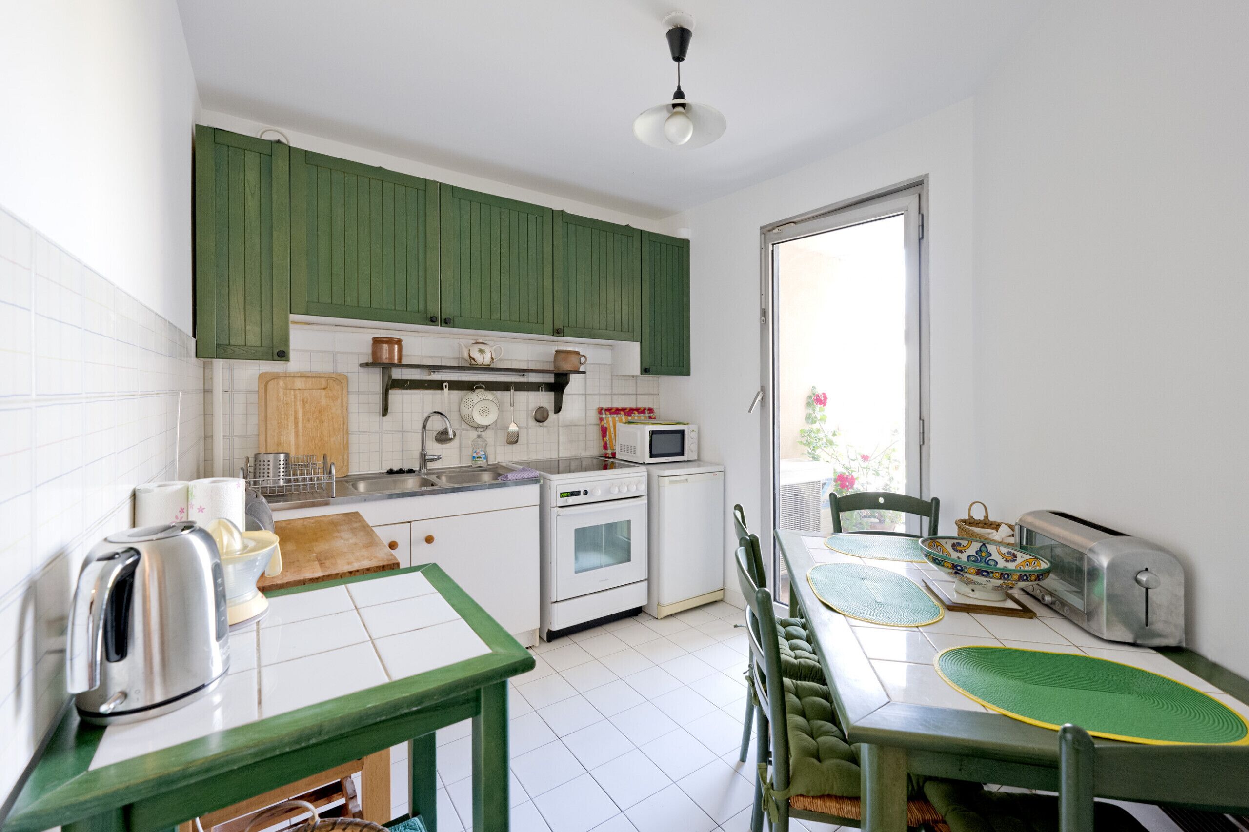 Fridge, microwave, oven, coffee/tea maker