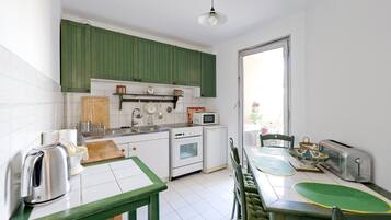 Fridge, microwave, oven, coffee/tea maker