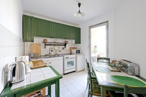 Fridge, microwave, oven, coffee/tea maker