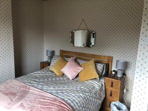 3 bedrooms, iron/ironing board, travel crib, free WiFi - 3 bed, sleeps 6 (Castlerock)