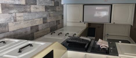 Réfrigérateur, four à micro-ondes, un four, surface de cuisson