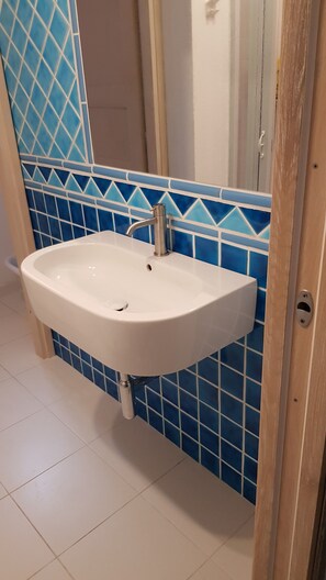 Een douche, een haardroger, een bidet, toiletpapier