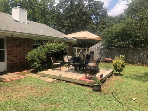 Just minutes from the Square and the Grove-Comfy beds, quiet neighborhood