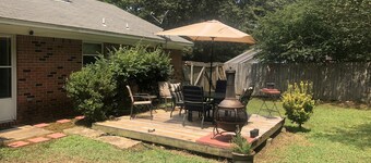 Just minutes from the Square and the Grove-Comfy beds, quiet neighborhood