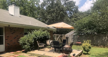 Just minutes from the Square and the Grove-Comfy beds, quiet neighborhood