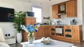 Een koelkast, een magnetron, een oven, een kookplaat