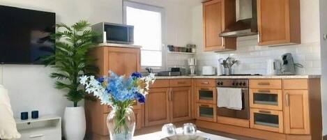 Een koelkast, een magnetron, een oven, een kookplaat