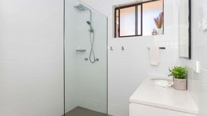 Dusche, Haartrockner, Handtücher