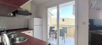 Apartamento vacacional con aire acondicionado y balcón