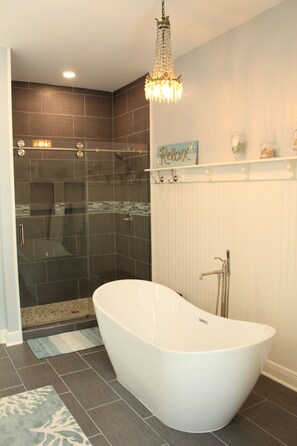 Badewanne, Haartrockner, Handtücher, Seife