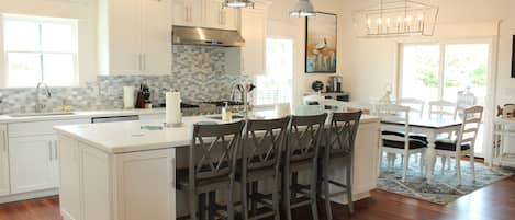 Køleskab, mikrobølgeovn, ovn, kogeplade