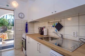 Refrigerador, lavavajillas, cafetera y tetera y tostadora 