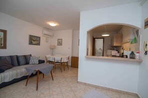 TV - Holiday apartment with balcony and air conditioning (Veli Lošinj)
