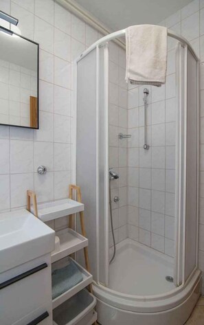 Shower - Holiday apartment with terrace and air conditioning (Veli Lošinj)