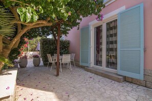 Outdoor dining - Holiday apartment with balcony and air conditioning (Veli Lošinj)