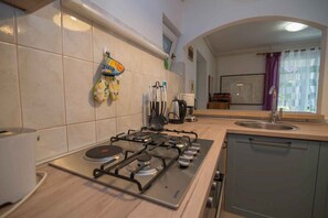 Fridge, microwave, oven, coffee/tea maker - Holiday apartment with terrace and air conditioning (Veli Lošinj)