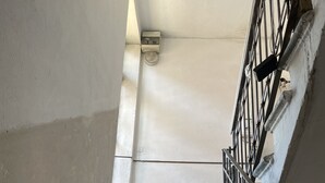 Una escalera con barandillas de metal y pasamanos que conduce a un piso superior.