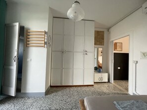 1 habitación, tabla de planchar con plancha, wifi gratis y ropa de cama 