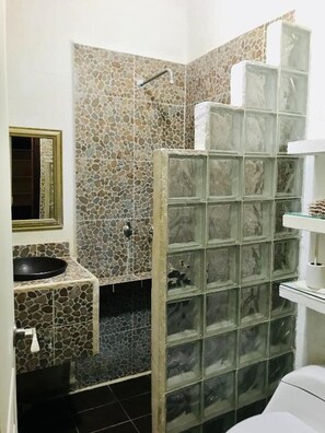 Dusche, Haartrockner, Handtücher