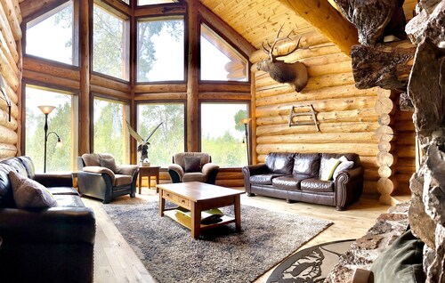 Ashton Bear-a-dise. Spacious retreat close to fishing, hiking, National Parks