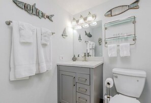 Douche, sèche-cheveux, serviettes fournies, savon