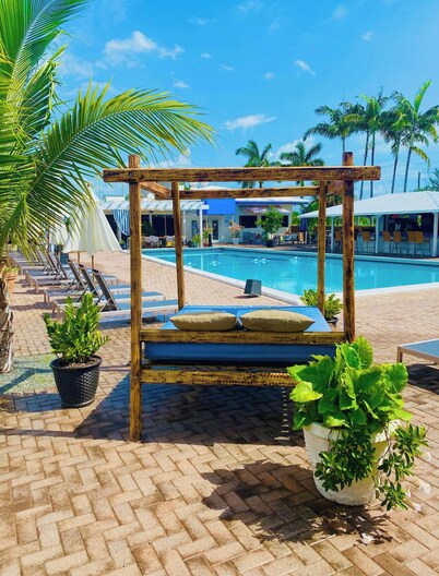 Waterfront Condo – Pool, Tiki Bar and Marina