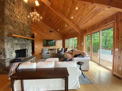 Views, hot tub, spacious 3Bd, 3Ba w Tesla Charger