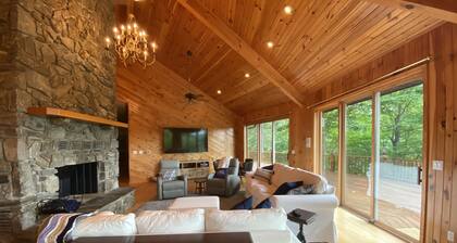 Views, hot tub, spacious 3Bd, 3Ba w Tesla Charger