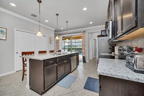 Fridge, microwave, oven, stovetop - Luxury Villa, Clubhouse, Pool, 15 mins from Disney (Kissimmee)