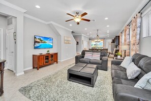 Smart TV - Luxury Villa, Clubhouse, Pool, 15 mins from Disney (Kissimmee)
