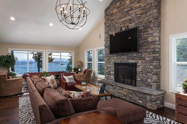 Tv, eldstad och kontor