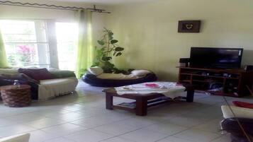 Télévision, livres, espaces bureaux