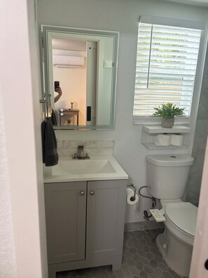 Hårføner, håndklær, sjampo og toalettpapir