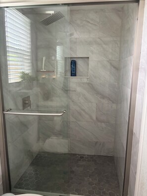 Hair dryer, towels, shampoo, toilet paper - Villa entre las nubes. (Tampa)