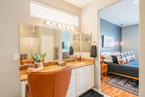 3 chambres, coffres-forts dans les chambres, bureau
