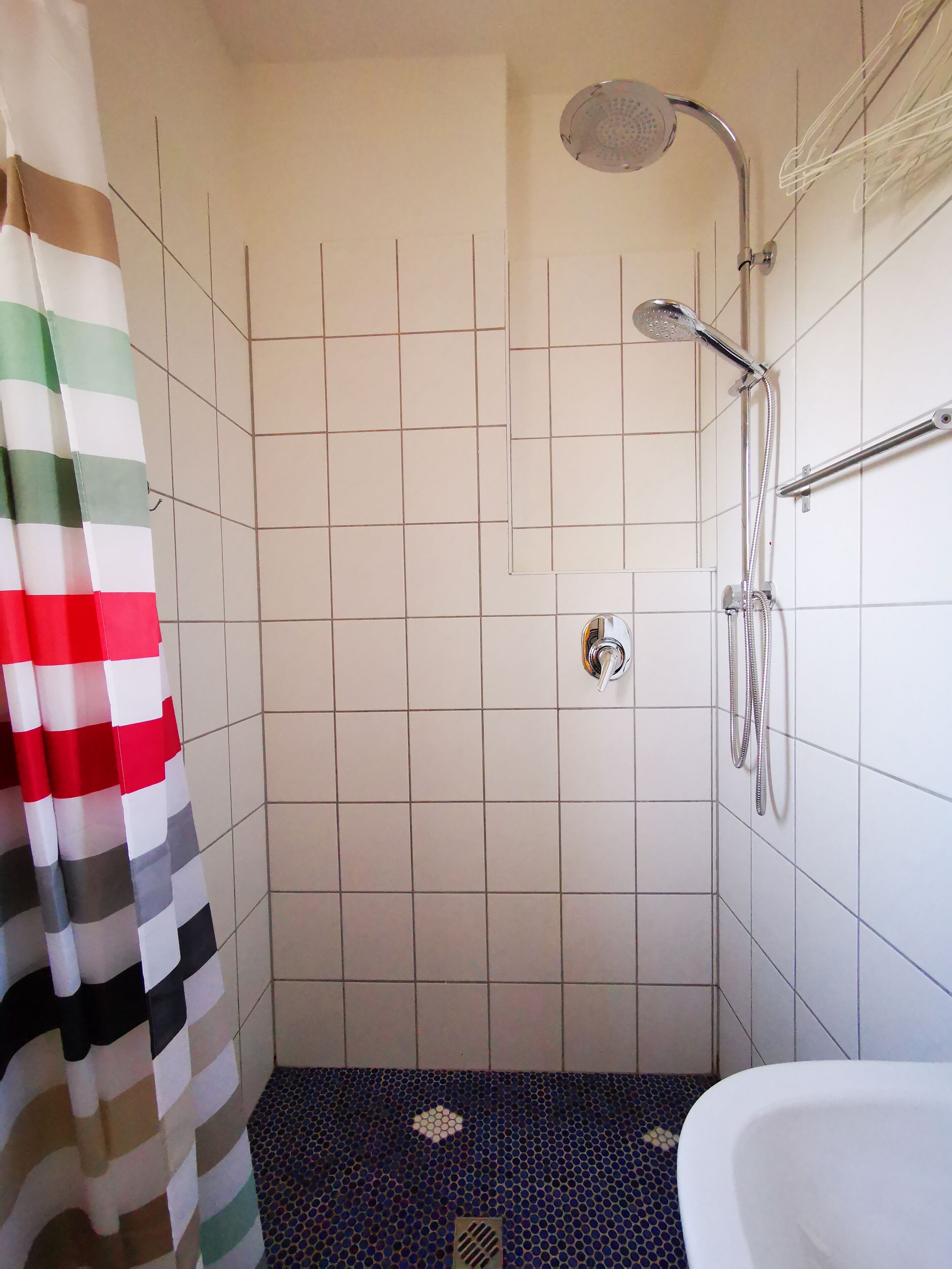 Apartemen | Kamar mandi | Shower dan handuk