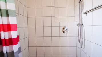 Apartemen | Kamar mandi | Shower dan handuk