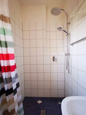 Apartemen | Kamar mandi | Shower dan handuk
