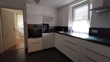 Apartemen | Dapur pribadi | Lemari es, oven, kompor, dan mesin pencuci piring