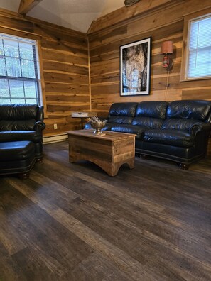 Smart-tv, eldstad, dvd-spelare och ett bordtennisbord